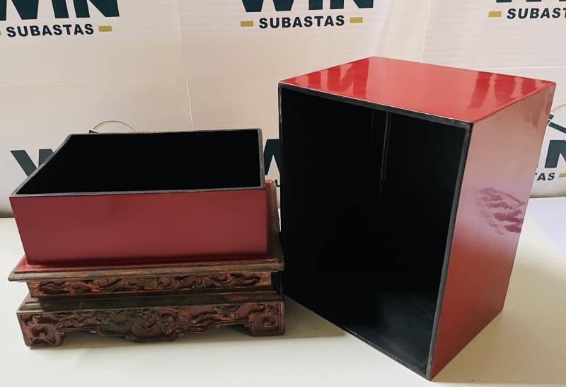WOODEN CHEST WITH REMOVABLE LID