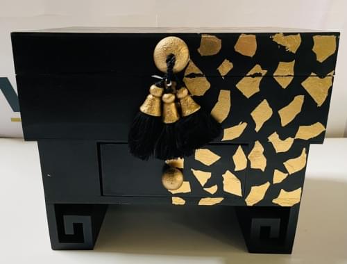 COFRE DECORATIVO DE MADERA NEGRO Y ORO CON CAJÓN. REF:11 (Proyecto 42)