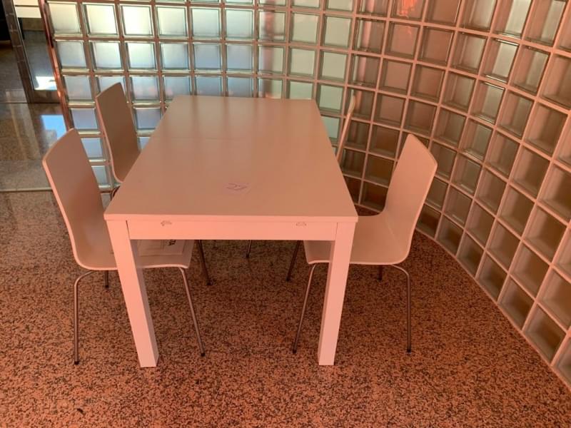 MESA COMEDOR BLANCA CON CUATRO SILLAS.