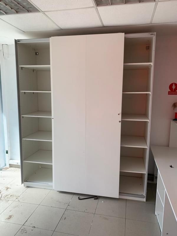 LOTE DE ARMARIO BLANCO PUERTAS CORREDERAS Y MOSTRADOR RECIBIDOR