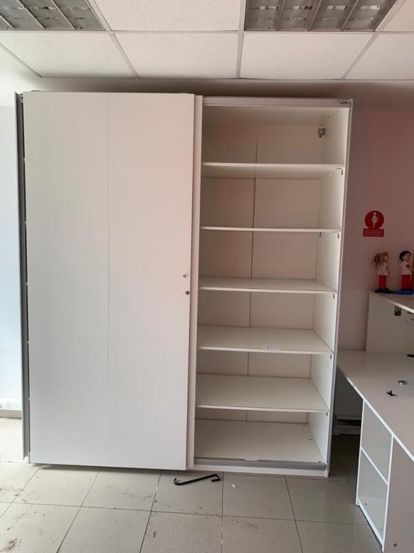 LOTE DE ARMARIO BLANCO PUERTAS CORREDERAS Y MOSTRADOR RECIBIDOR